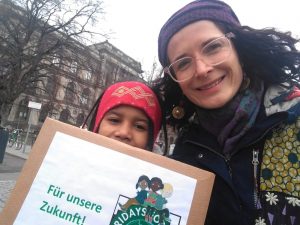 Karin Beese mit Berlinchen Poster bei Fridays for Future Demo