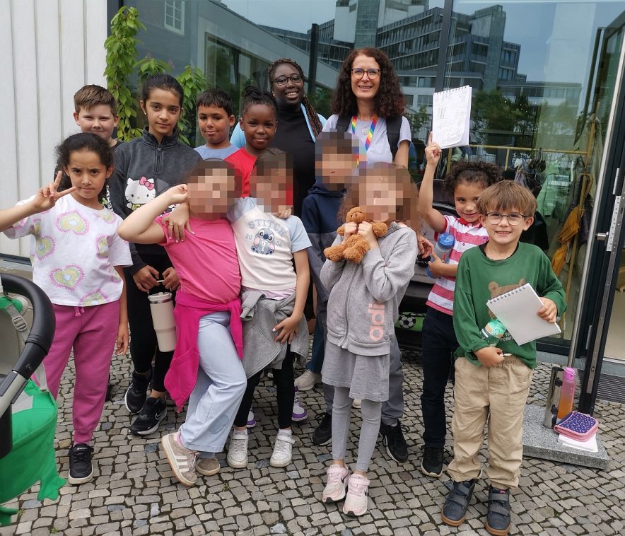 Kinder der Regenbogen Grundschule in Berlin Neukölln, die am Workshop "Wir schreiben ein Kinderbuch" teilgenommen haben zusammen mit Workshopleiterinnen Karin Beese und Sandra Bilson